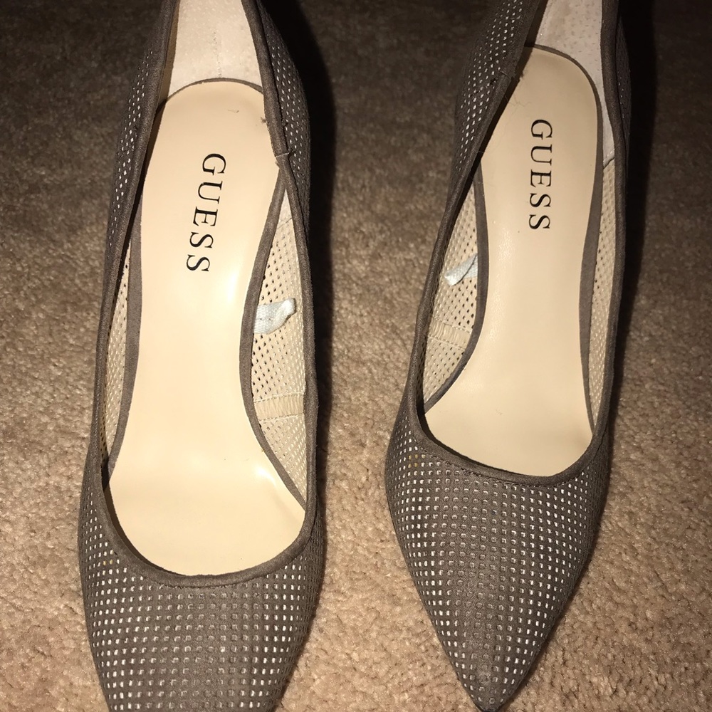 Guess pumps